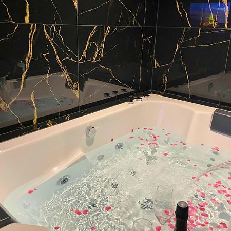 Sejour Detente A Saint-Omer - Jacuzzi Prive, Terrasse, Centre-Ville Et Parking Gratuit Eksteriør billede