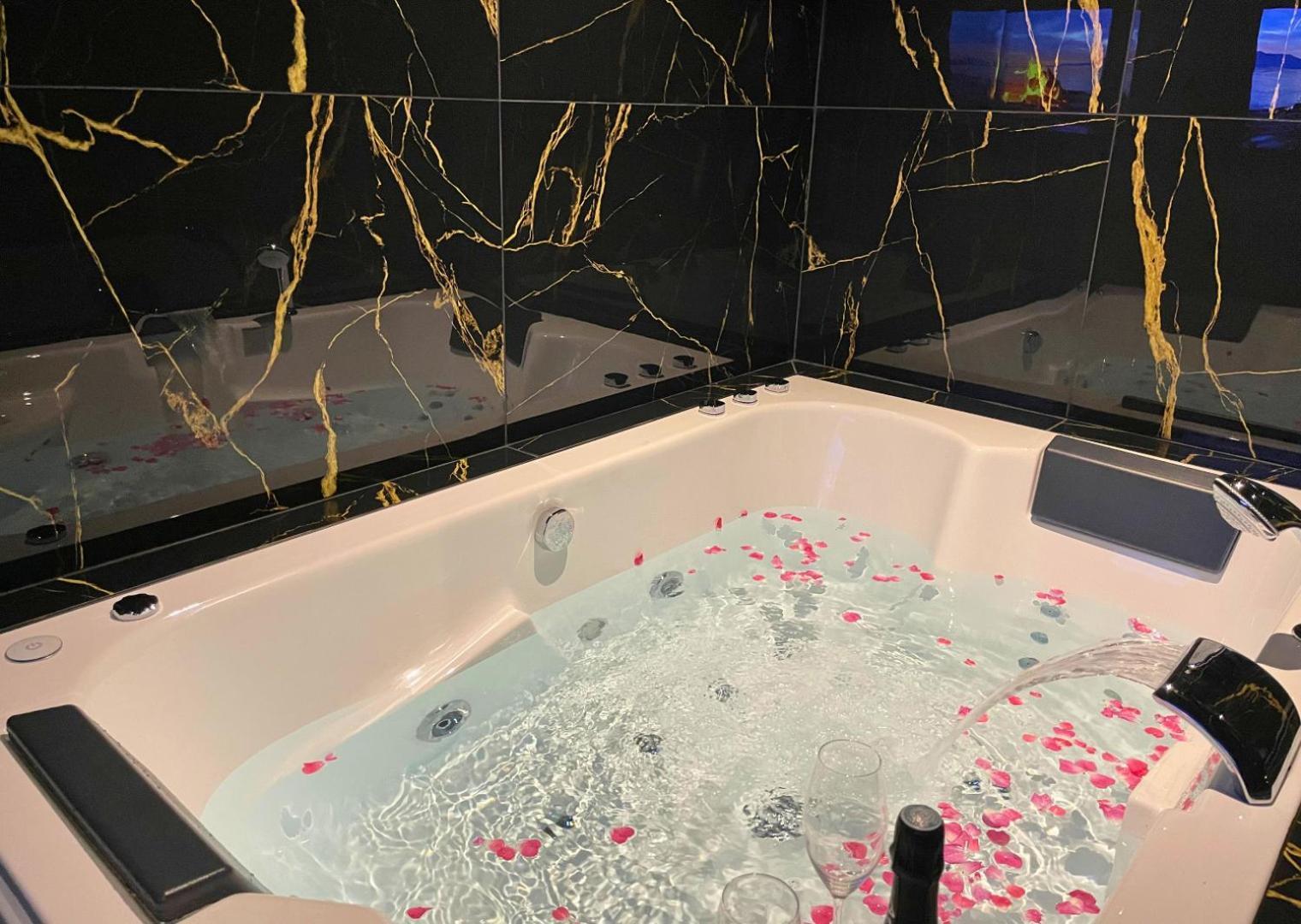 Sejour Detente A Saint-Omer - Jacuzzi Prive, Terrasse, Centre-Ville Et Parking Gratuit Eksteriør billede